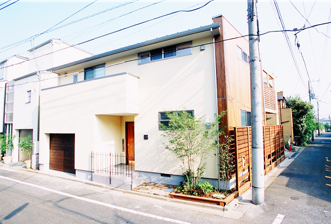 玄関横には栽植を配して