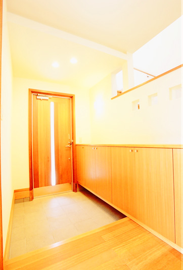 大容量の収納棚を付けた玄関