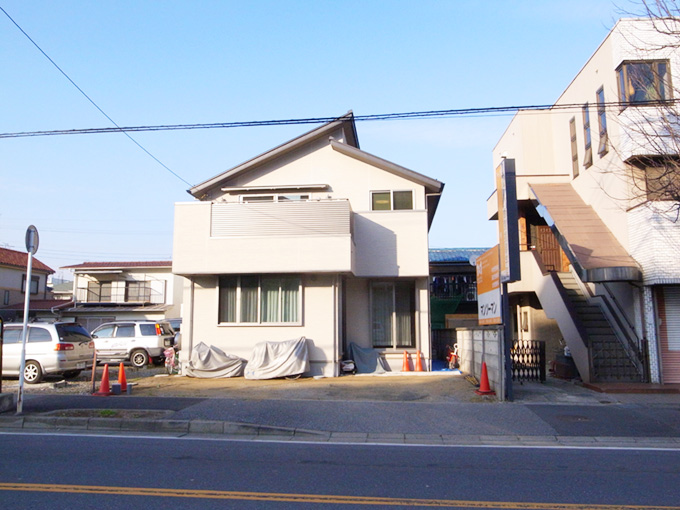 全面道路から眺める外観