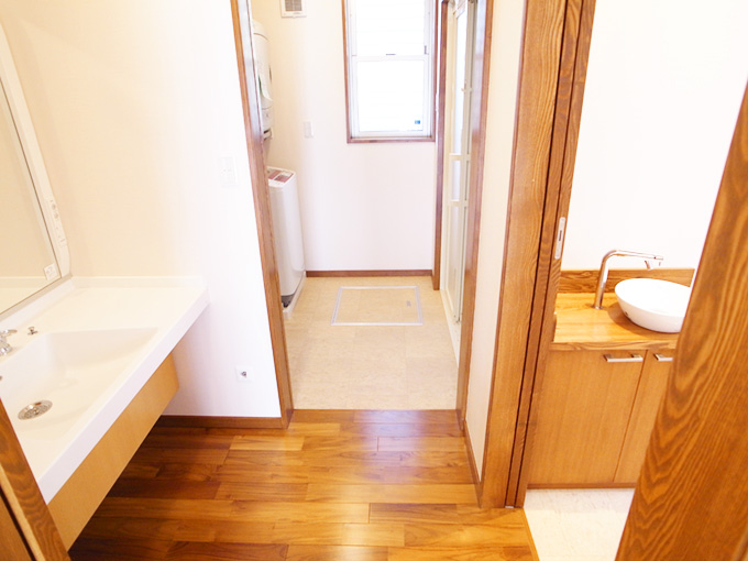 木で統一されたバス&トイレスペース