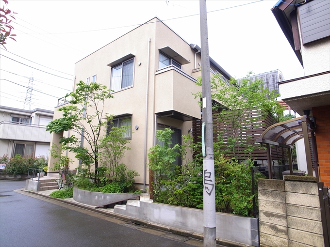 緑と共存する外観