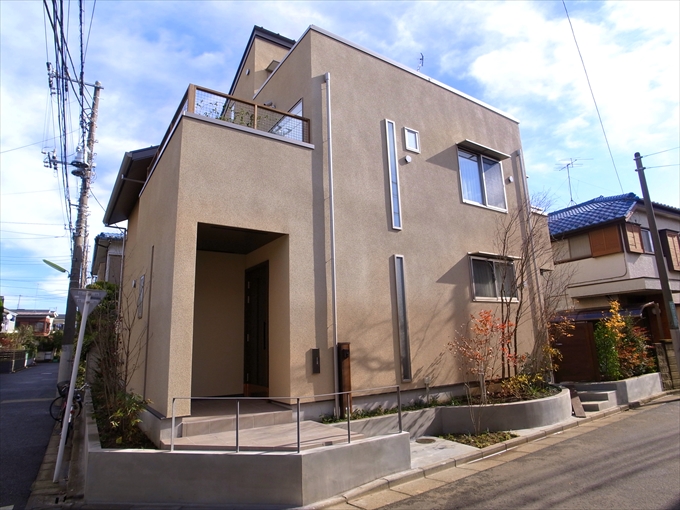 花壇に囲まれた外観