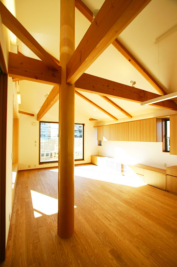 柱と梁が美しいリビング