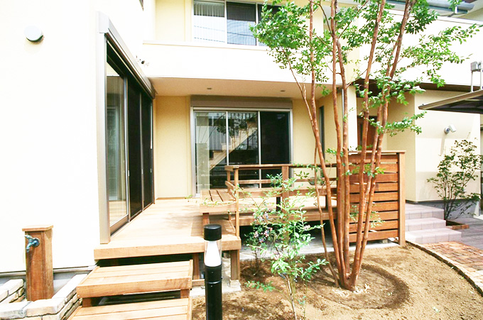 庭から続くウッドデッキ