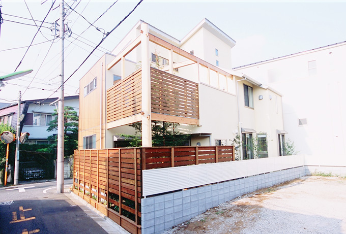 ウッドデッキを外から眺める