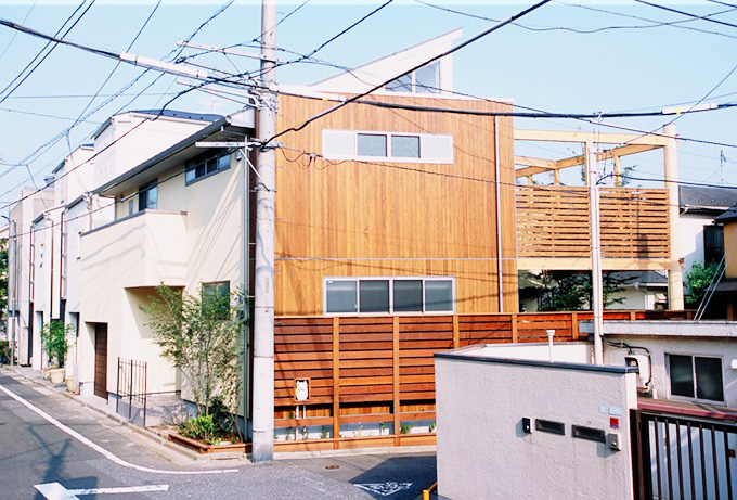 一部に木を使った外観