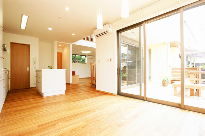 ウッドデッキとつながる広々リビング