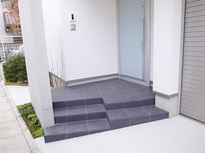 スタイリッシュな玄関アプローチ Fevecasa フェブカーサ