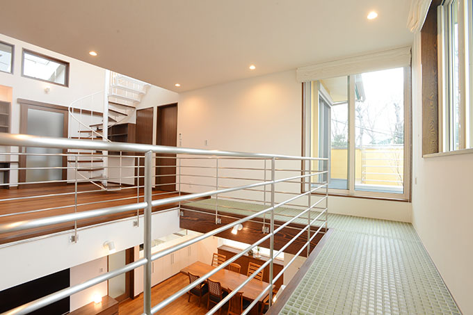 吹き抜け上部を回遊する廊下