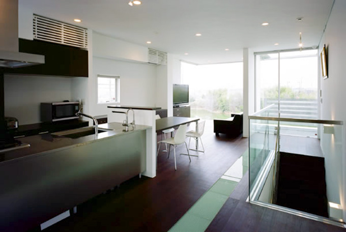 池を望むリビングダイニング