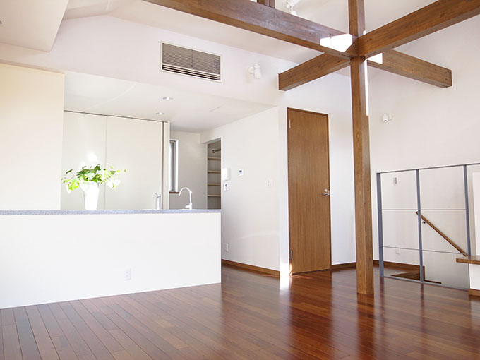 白と木材が優しい風合いのリビング