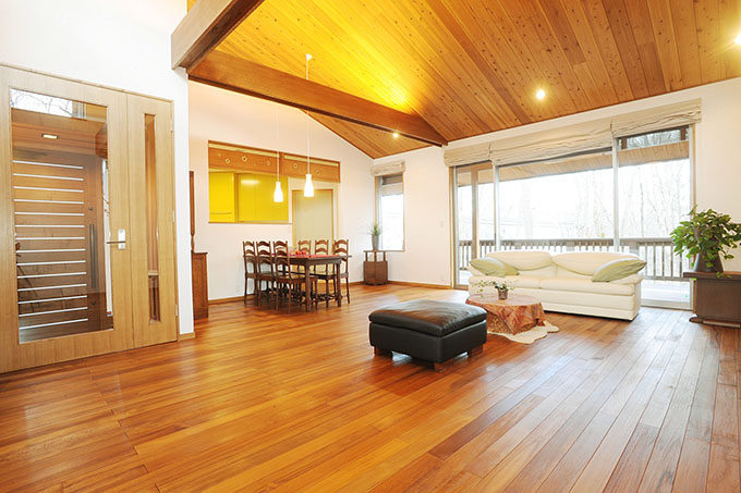 天井と床の板目が美しいリビング