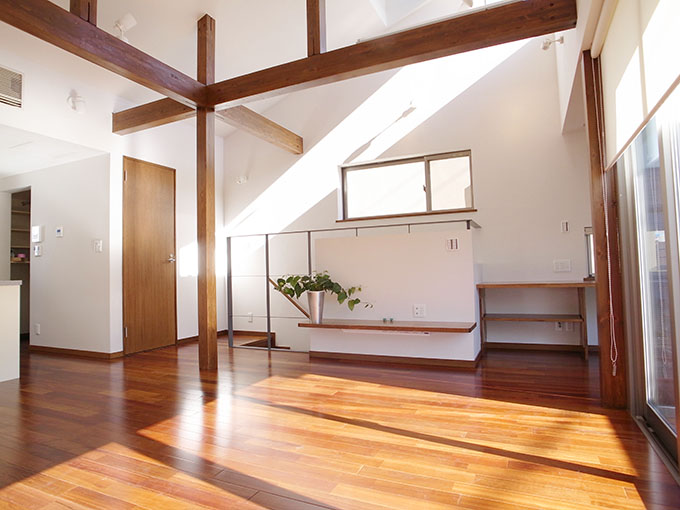 影と光が交差するリビング