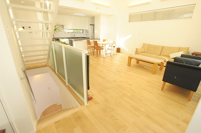 2階リビングから1階階段を見下ろす