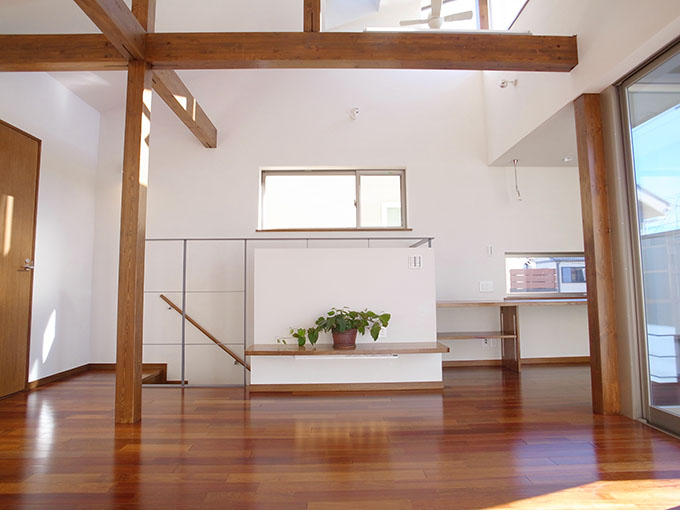 高い天井高とハイサイドライトで明るい室内