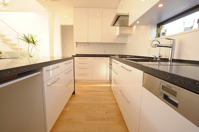 ゆったりと可動域を設けたキッチン