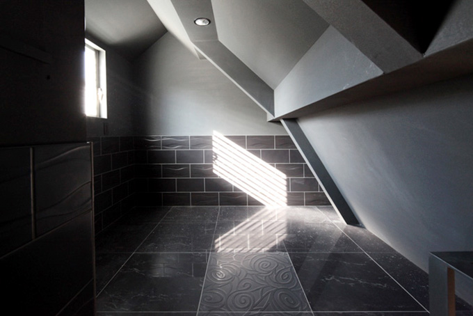 勾配天井の寝室