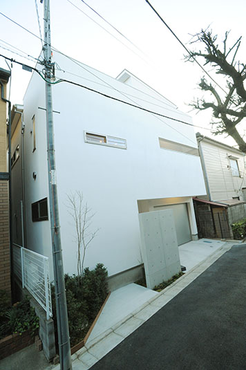 プライバシーに配慮した前面道路の眺め