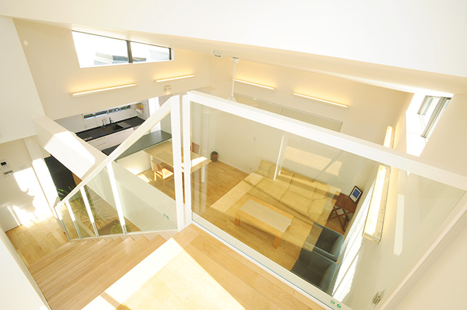 階段上から見るリビングの眺め