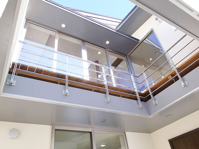 エントランスに面するベランダ