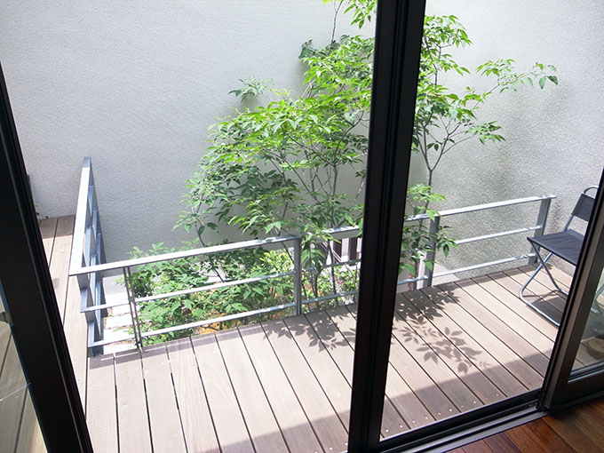1階から伸びる静かな中庭
