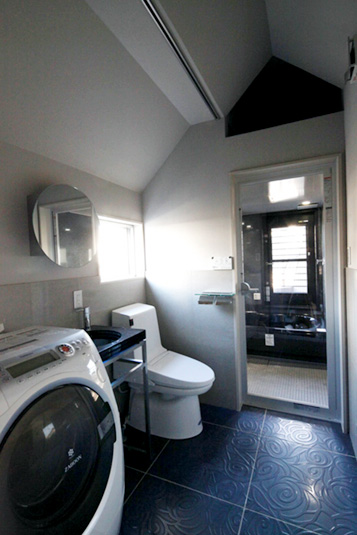 タイルでモダンな印象のバスルーム