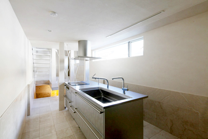 大理石タイルとトーヨーキッチン