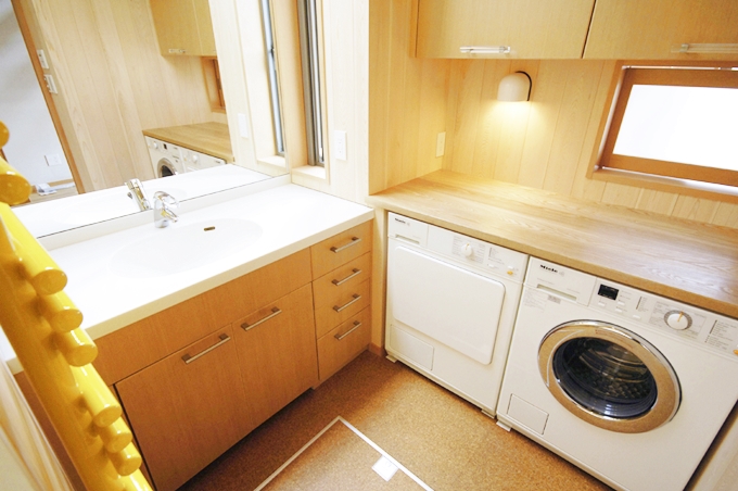 ミーレの洗濯機 乾燥機を納めた洗面脱衣室 Fevecasa フェブカーサ