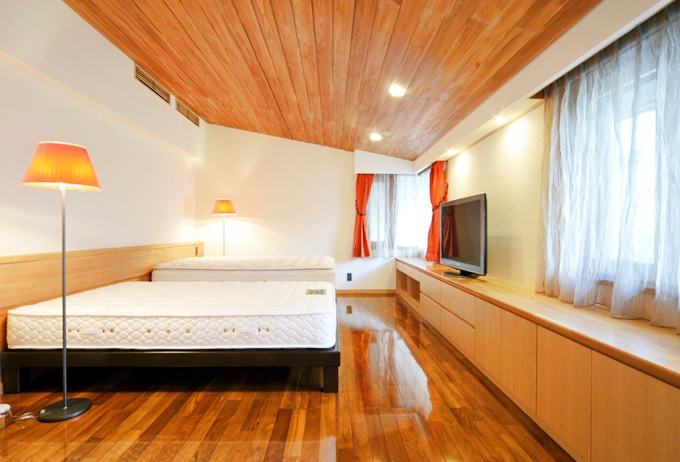 天井の低い勾配天井で落ち着くベッドルーム