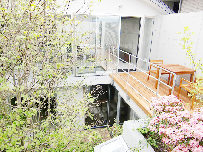 中庭ごしに広間を望む