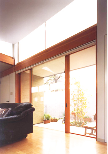 リビングから中庭を見る