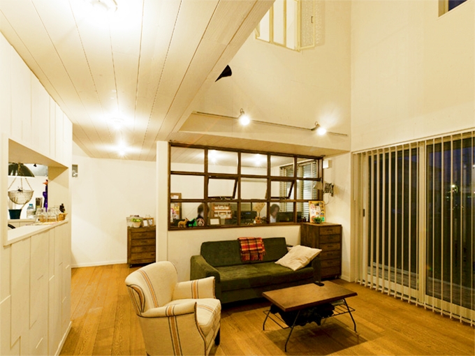 吹抜けのあるリビングと書斎を見る