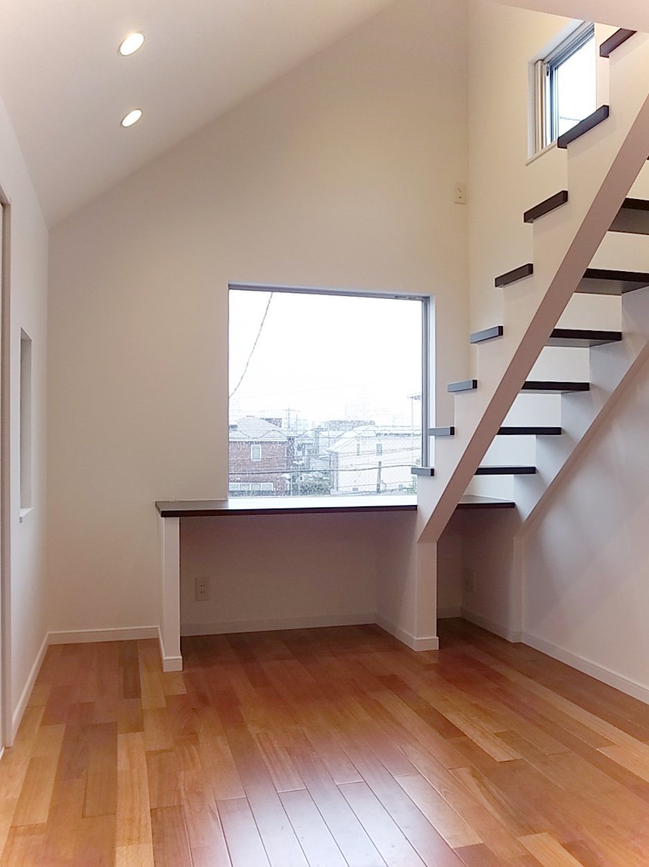 3階主寝室から東側に広がる景色をみる