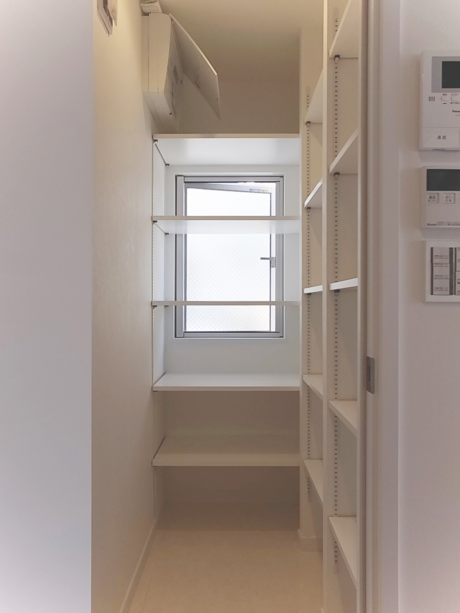 2階キッチンからパントリーをみる