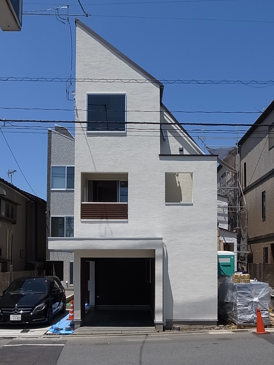 東側前面道路から建物の全景をみる