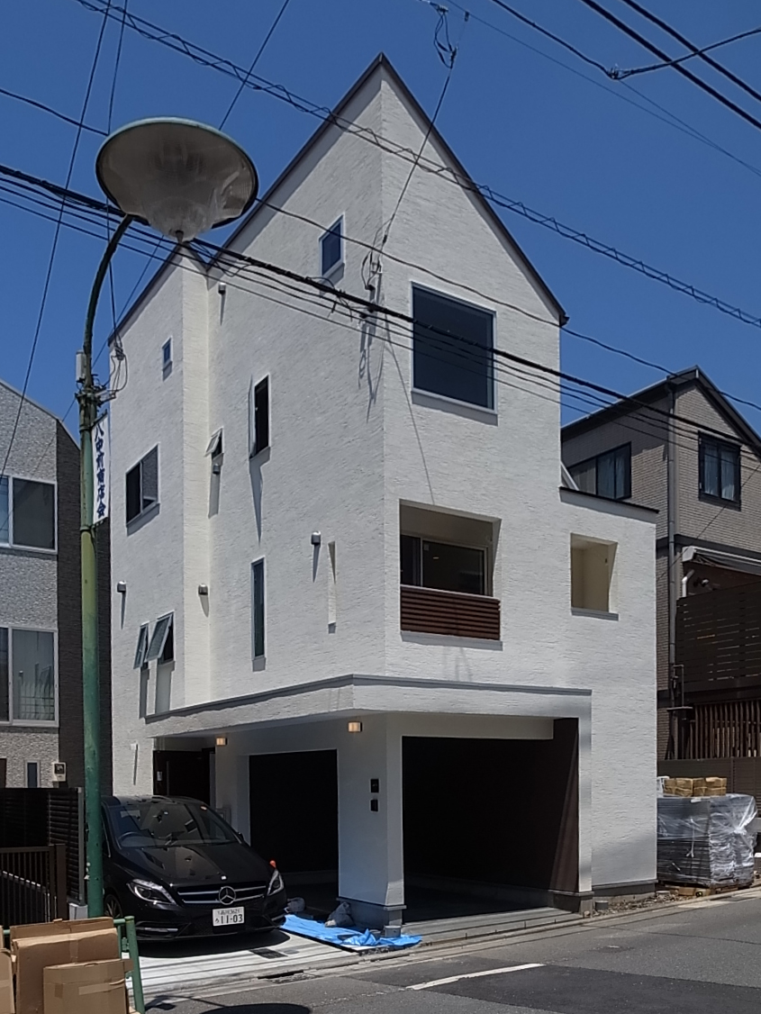 東側前面道路、南よりから建物の全景をみる