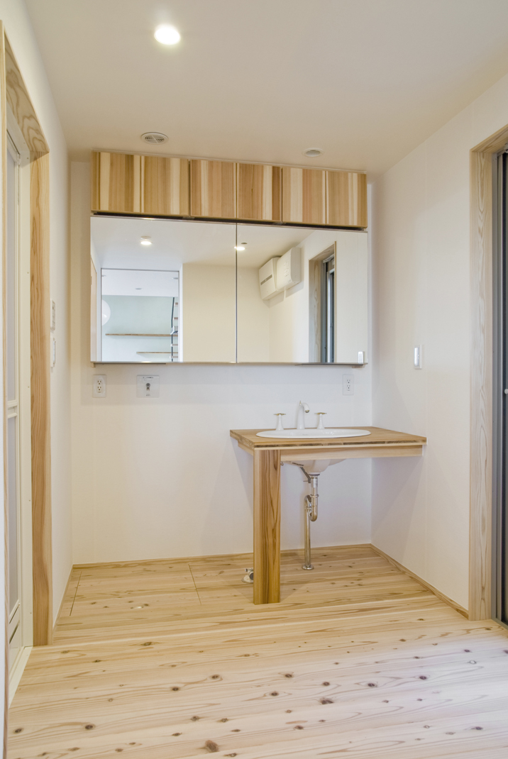 無垢材でつくった洗面カウンターと鏡面収納