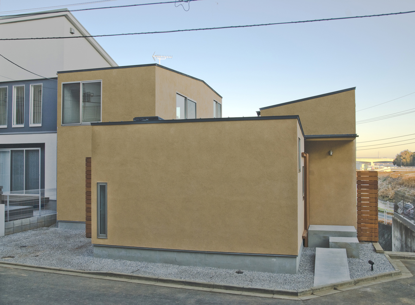 三つの独立した建物が寄り添う外観