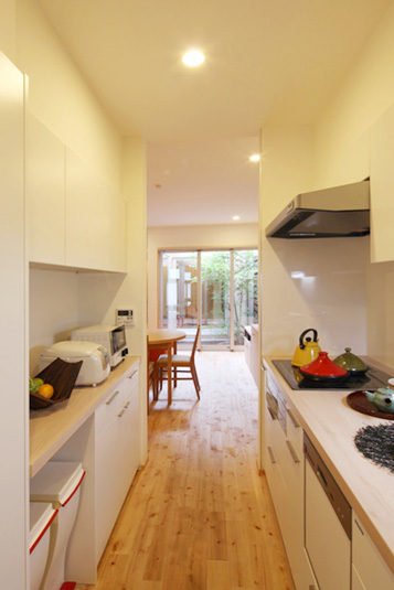 キッチンからLDKをみる