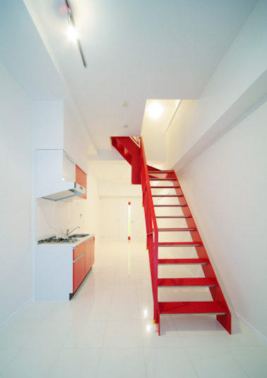 インパクト大！キッチンとコーディネートされた真っ赤な階段