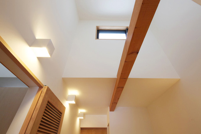 2階の天井に設けたハイサイド