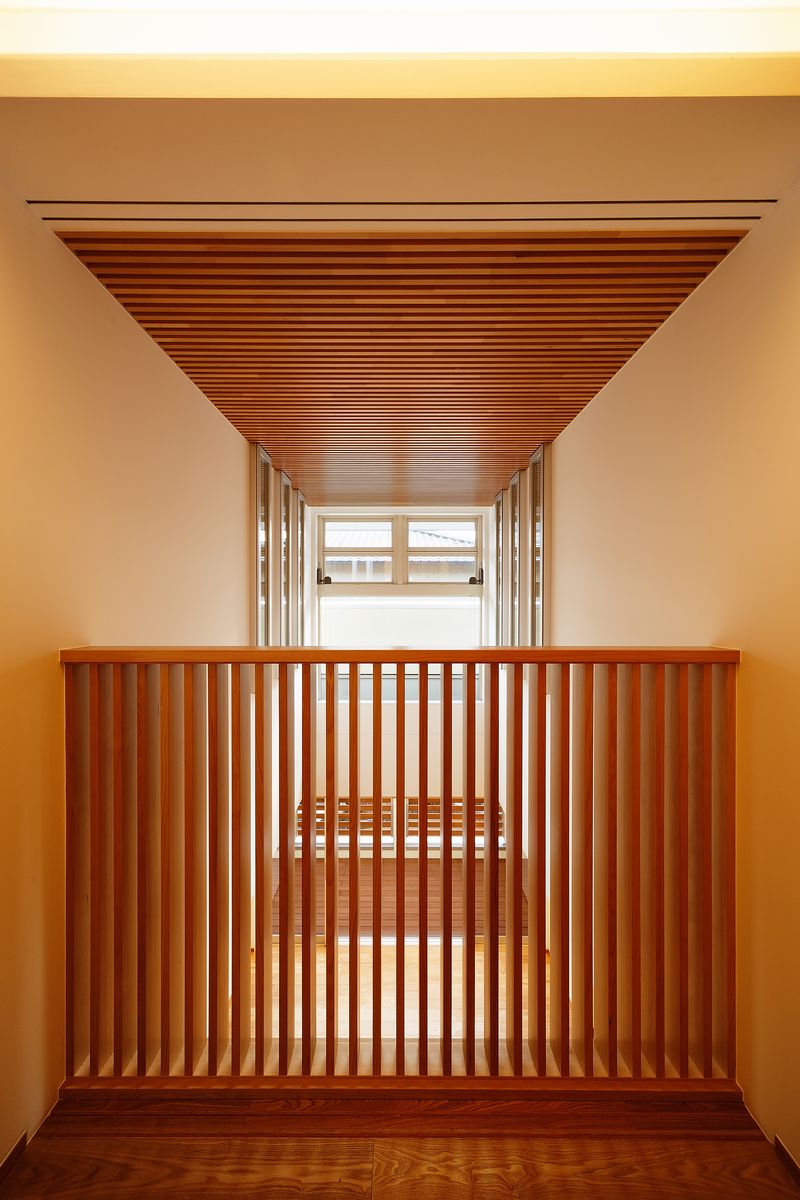 漆喰壁と無垢木材の天井