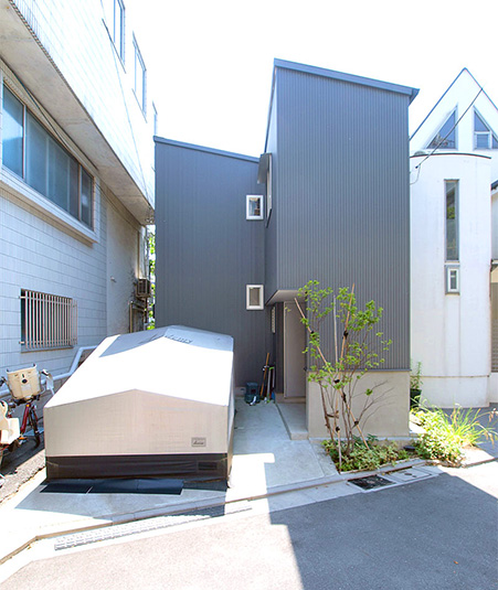 ガルバリュウム鋼板波板の外壁＝倉庫のような素っ気ない家