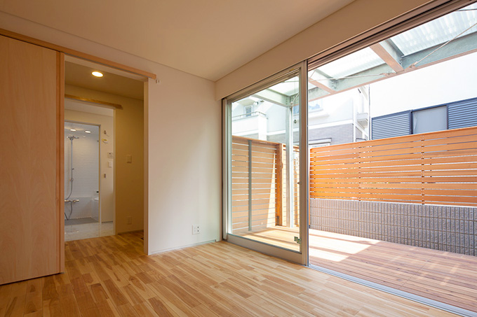 ウォークインクロゼット、大きなデッキテラスとつながる寝室