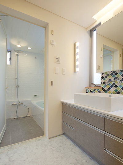 明るい陽射しが入り風通しのよい洗面室・浴室