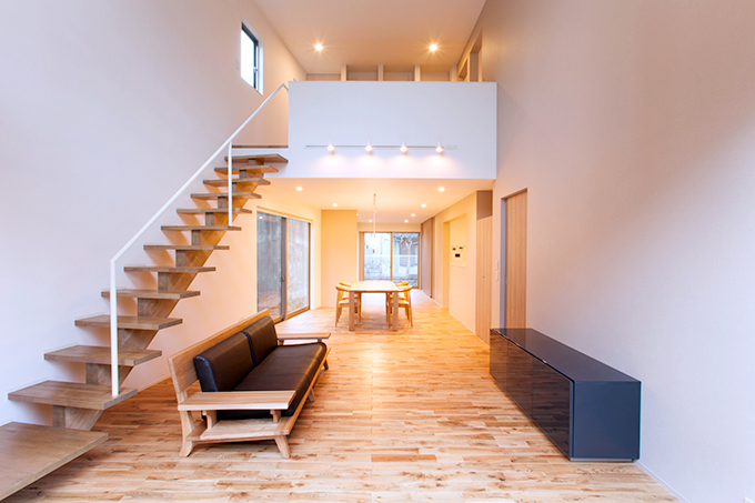 リビングから吹抜け上の書斎スペースを望む