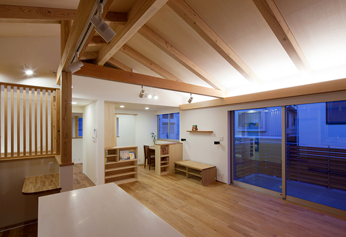 斜め天井を照らすカーテンボックスも兼ねたリビングの間接照明