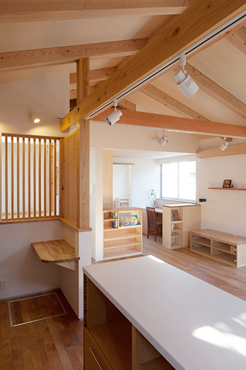 リビングが見渡せる奥様専用のカウンターデスク