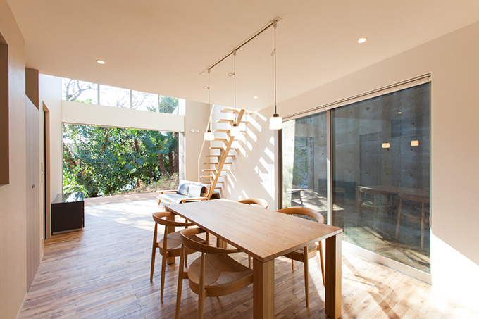 ダイニングから吹抜けのあるリビングを望む