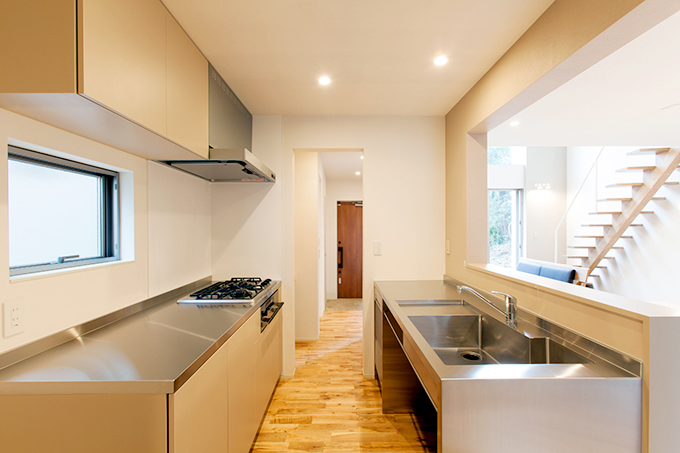 玄関からパントリーを通ってつながるキッチンスペース